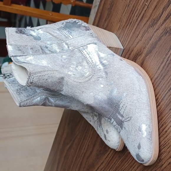 Dolce Vita Anthropologie Boots Volli Silver Multi printed Cow Hair real fur - Picture 2 of 9